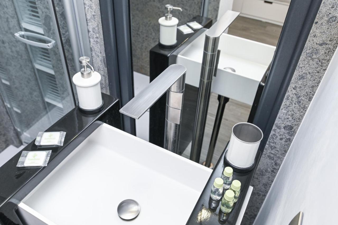 The Essential Trastevere Design Studio Roma Esterno foto