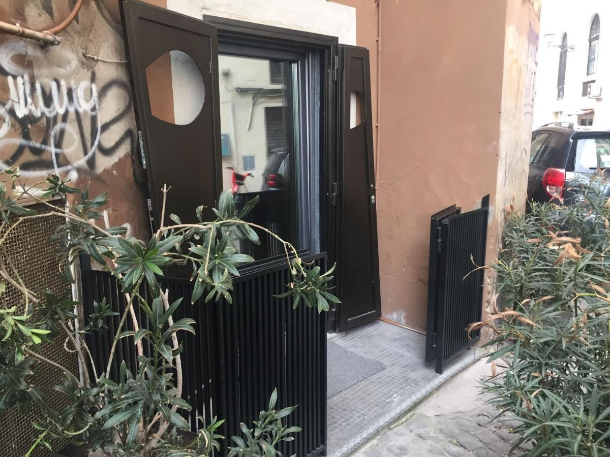 The Essential Trastevere Design Studio Roma Esterno foto